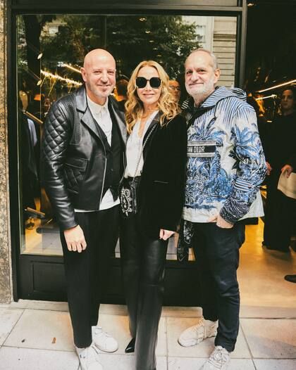 Los diseñadores Fabián Zitta y Laurencio Adot junto a la directora creativa Verónica Santaesteban