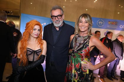 Los diseñadores Verónica de la Canal, Benito Fernández y la modelo Soledad Solaro 