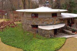 Los diseños de Frank Lloyd Wright se caracterizan por inusuales patrones geométricos y su integración con el paisaje a su alrededor