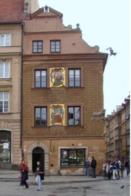 Los diseños de Zofia Stryjeńska permanecen en las paredes del viejo mercado de Varsovia.