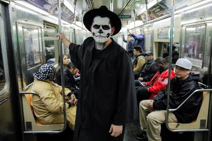 Jesús Vázquez, toma el metro de New York durante la jornada de Halloween