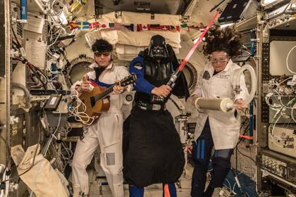 Serguei Prokopjev, Alexander Gerst y Serena Auñón envían saludos de Halloween desde la Estación Espacial Internacional