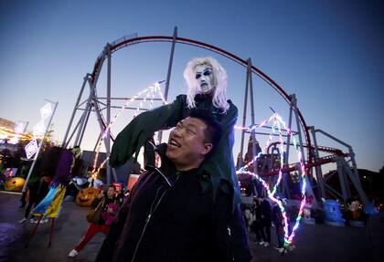 Disfraces de terror en el parque Happy Valley en Beijing, China