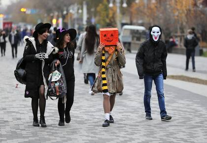Disfraces divertidos en las calles de Almaty, en Kazajistán