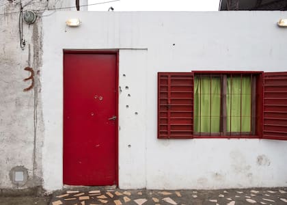 Los disparos en la casa de un sicario dejaron el testimonio de la guerra entre bandas