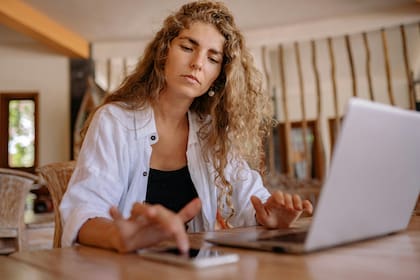 Los dispositivos electrónicos de una persona pueden contener datos personales e información que podría ser utilizada por agentes fronterizos