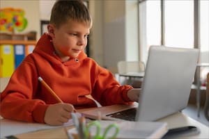 Usan IA para leer todo lo que escriben y buscan los estudiantes