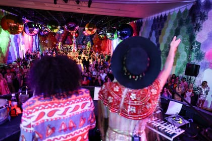 Los DJ locales, el dúo Paperwater, animaron la noche