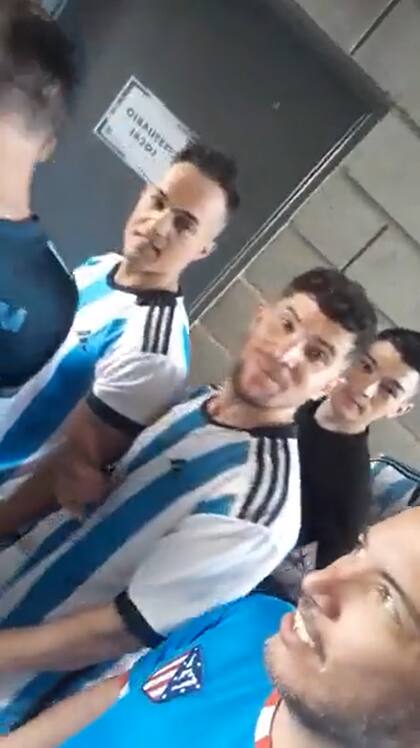 Los dobles de Lautaro Martínez y Rodrigo De Paul (Foto: Captura de video)