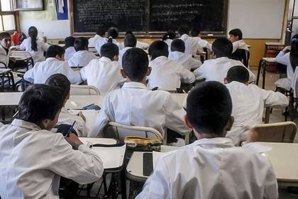 Los docentes bonaerense reciben este mes el adelanto del 12 por ciento previsto para julio