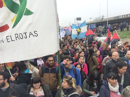 Los docentes marcharon al cumplirse un mes de la muerte de la vicedirectora y un auxiliar en una escuela de Moreno