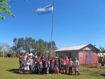 Los docentes Martín Cornell, Nancy García, María Pedrozo y Yamila Suárez, junto a alumnos de 1, 2, 3 y 4 grado