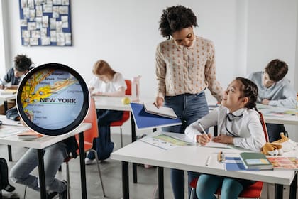 Los docentes pueden comenzar como contratistas independientes, eligiendo sus horarios, y luego transicionar a roles permanentes en distritos escolares asociados