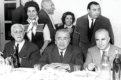 Los doctores Arturo Illia, Ricardo Balbín y Carlos Perette en la cabecera de la mesa de la reunión de la UCR  en los aledaños de la Ciudad de Córdoba. 25 de junio de 1967.