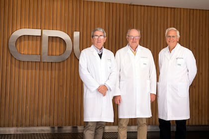 Los doctores Becher, Montes de Oca y Borghi treinta años después de haber fundado el Centro de Urología (CDU)