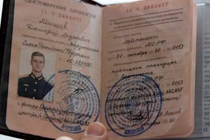 Los documentos de identificación de Dmitry Mishov demuestran su rango en la fuerza aérea.