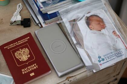 Los documentos de Sergey Kuzminok y su esposa Tatiana Molchanova, junto a una foto de se bebé
