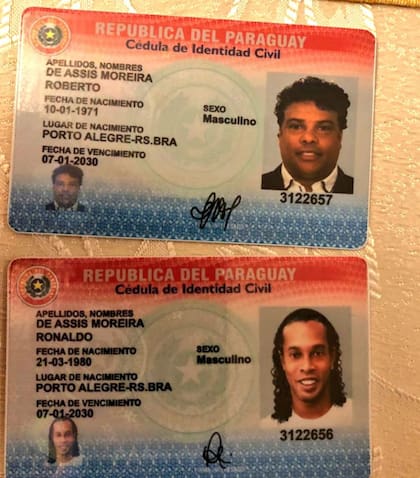 Cédulas de identidad paraguayas de Roberto y Ronaldo (Ronaldinho) de Assis Moreira, que, según los hermanos, les fueron entregadas por un empresario brasileño, el cual también está encarcelado.