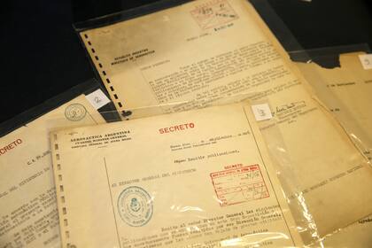 Los documentos secretos escritos por Isaac Rojas, vicepresidente de facto de la Argentina desde 1955 al 1958. En ellos se lee la orden de incautar todos los libros de propaganda del peronismo