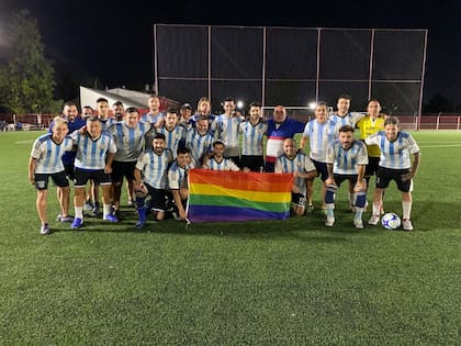 Los Dogos, el equipo que enarbola con orgullo la celeste y blanca y el arcoíris multicolor