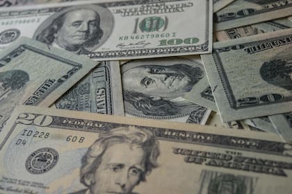 Los dólares operan con tendencia a la baja