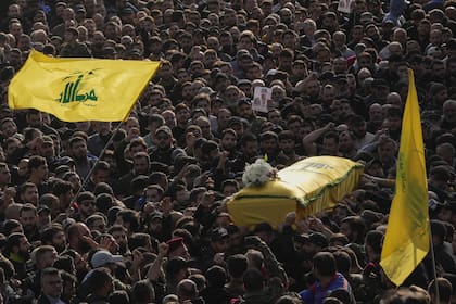 Los dolientes llevan el ataúd del comandante de Hezbollah, Wissam Tawil, durante su procesión fúnebre en el pueblo de Khirbet Selm, en el sur de Líbano, el martes 9 de enero de 2024. 