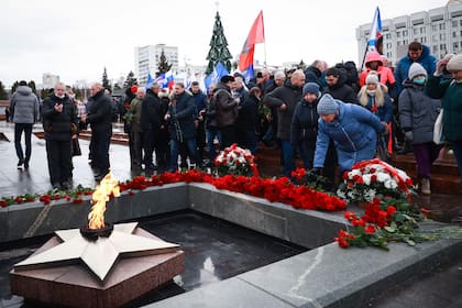 Los dolientes se reúnen para depositar flores en memoria de los más de 60 soldados rusos que Rusia dice que murieron en un ataque ucraniano en territorio controlado por Rusia, en Samara, el 3 de enero de 2023.