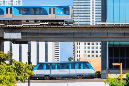 Los domingos, el Metrorail de Miami-Dade opera con un servicio de 20 minutos en vía única y de 15 minutos en vía alternativa; el Metromover opera de 5.30 hs a 22 hs, los siete días de la semana