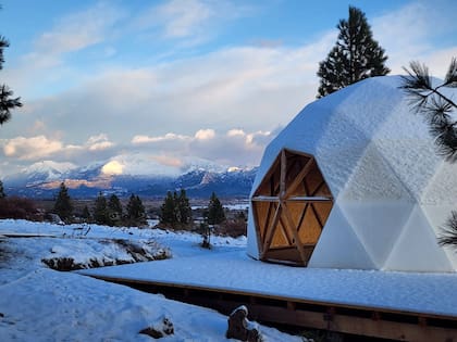 Los domos bajo nieve en pleno invierno.