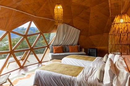 Los domos están decorados con materiales nobles.