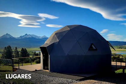 Los domos están hechos de madera, durlock y PVC. Tienen televisor 55′, asistente virtual, baño con agua caliente, aire acondicionado y losa radiante.