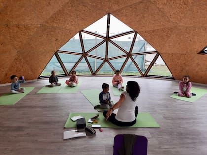Los domos se usan como salones de usos múltiples, espacios para hacer yoga o lugares techados en los jardines