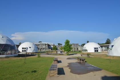 Los domos ubicados en el jardín del colegios se utilizan como salones de artes plásticas, entre otras actividades