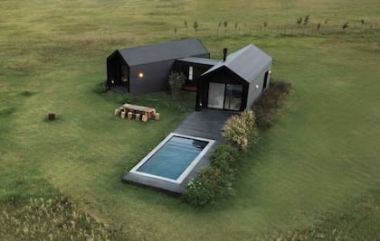 Los dormitorios están girados al noreste, la diseñadora consiguió no solo captar el sol de la mañana, sino resguardar las vistas desde el área social. La línea living-pileta apunta al noroeste.