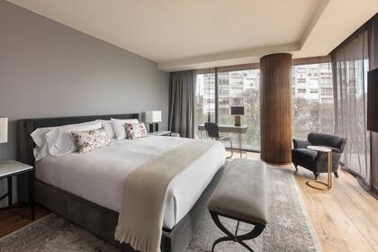 Los dormitorios tienen ropa de cama italiana de algodón de 600 hilos, pie de cama de lana hilada y tejida a mano, acolchados de pluma y alfombras hechas a mano en India.