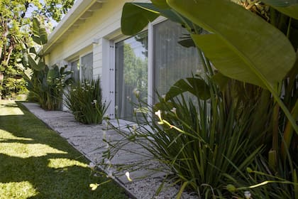 Los dormitorios tienen salida al jardín del frente, de un ancho que los aleja de la casa y un paisajismo que los protege de las miradas.