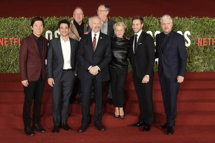 El elenco completo de Los dos papas, junto al guionista Anthony McCarten, el director Fernando Meirelles 