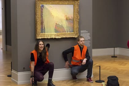 Los dos activistas de Last Generation, un grupo de protesta por el avance del cambio climático, que vandalizaron el domingo un cuadro de Claude Monet en el Museo Barberini, en Potsdam, Alemania, arrojándole puré de papas