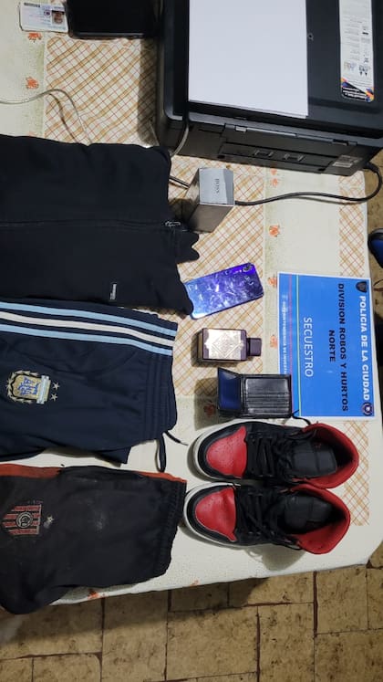 Los dos adolescentes detenidos y los elementos secuestrados