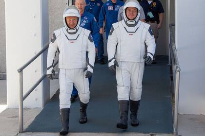 Los dos astronautas que viajarán en la Crew Dragon, Robert Behnken y Douglas Hurley, en una prueba con sus trajes