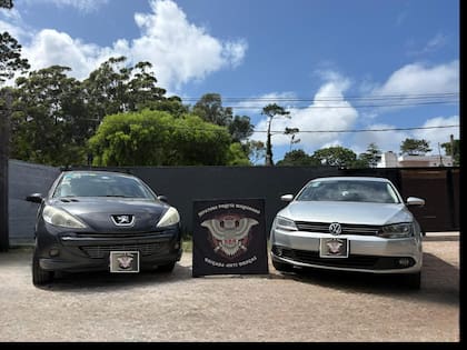 Los dos autos donde se encontró parte de la droga