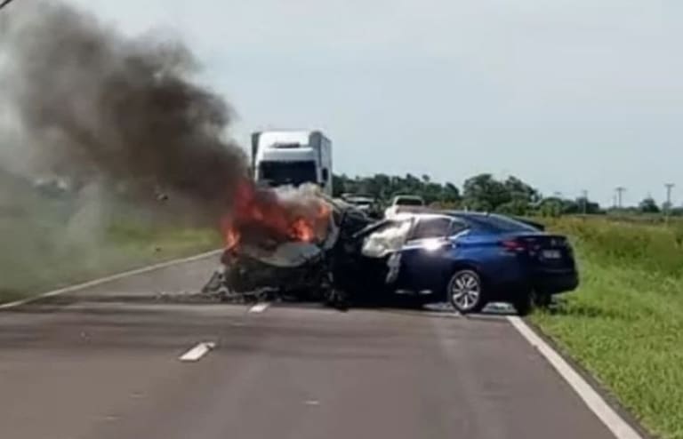 Tragedia en Santa Fe: chocaron dos autos, se incendiaron y los conductores murieron carbonizados y hay una joven gravemente herida