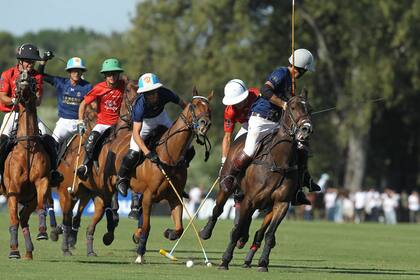 Los dos cascos "argentinos" en fila no simbolizan que los Cambiaso se comporten como padre e hijo en la cancha; allí son solamente compañeros, según Adolfito.