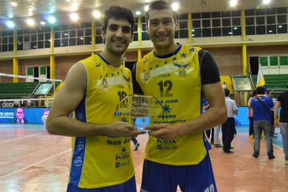 Los dos centrales tras el título de la Copa ACLAV