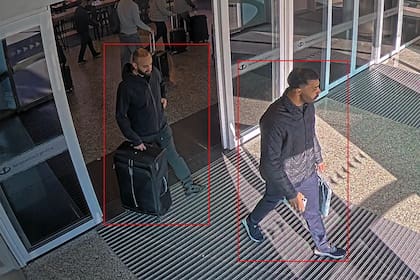 Los dos ciudadanos franceses detrás del tráfico de cocaína ocultas en encomiendas viajaron a Uruguay desde el aeroparque metropolitano