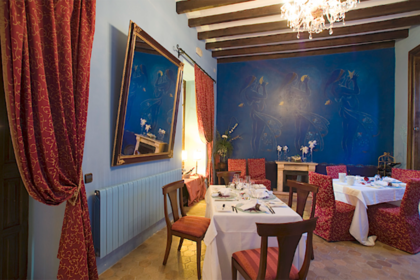 Los dos comedores sirven un menú de especialidad mediterránea.