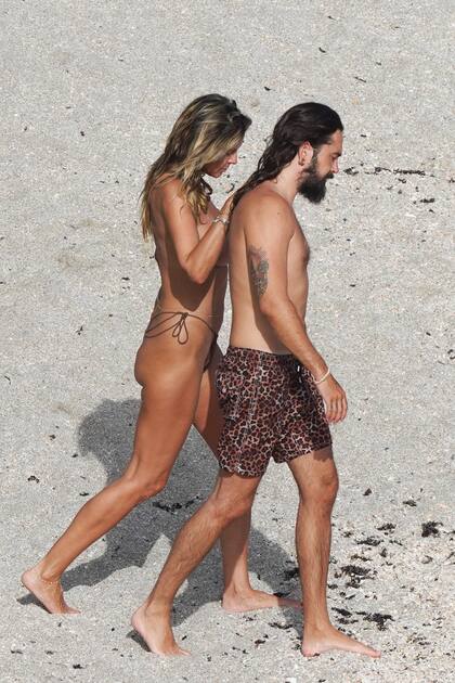 Los dos con trajes de baño con animal print en las playas de St. Barths.