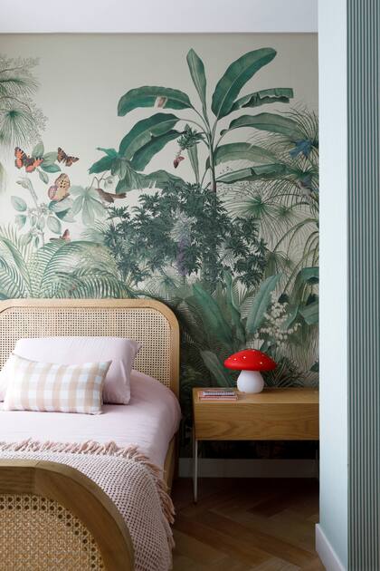 Los dos cuartos se ambientaron con murales (Edición Particular) y muebles a medida.