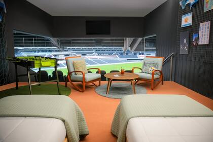 Los dos fanáticos dormirán frente al campo de juego en un palco acondicionado como habitación