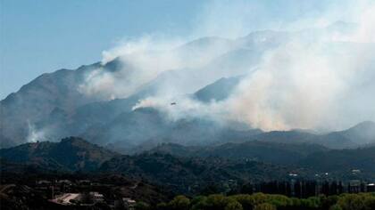 Los dos focos de incendio en San Luis se intensificaron ayer por el aumento del viento
